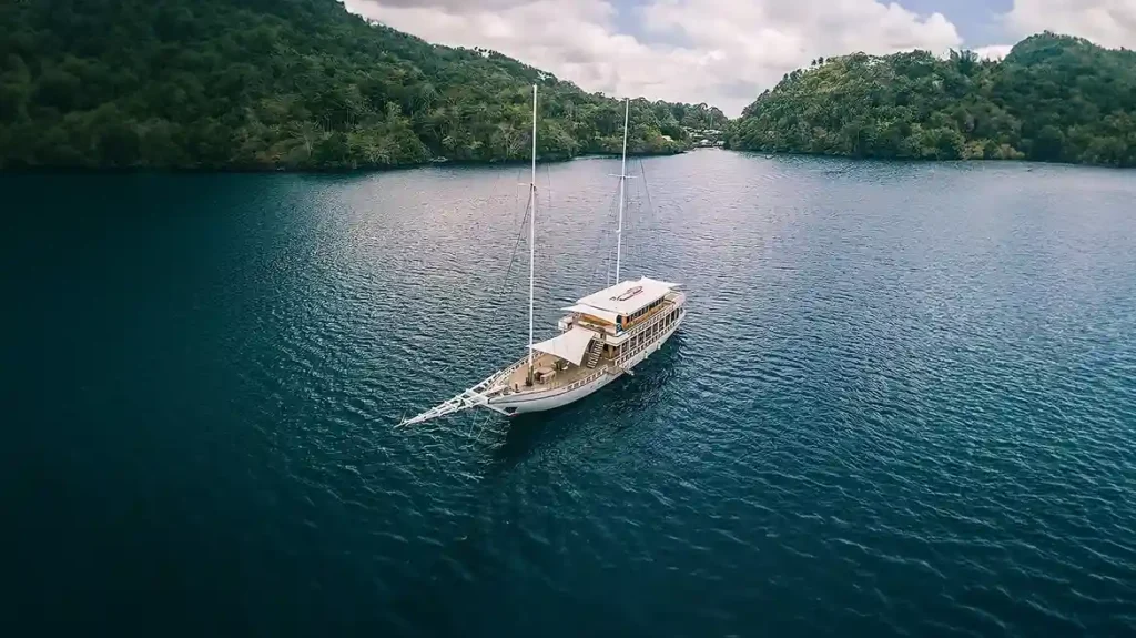 Fenides Yach Cruise Phinisi Charter by Boat Komodo Trip