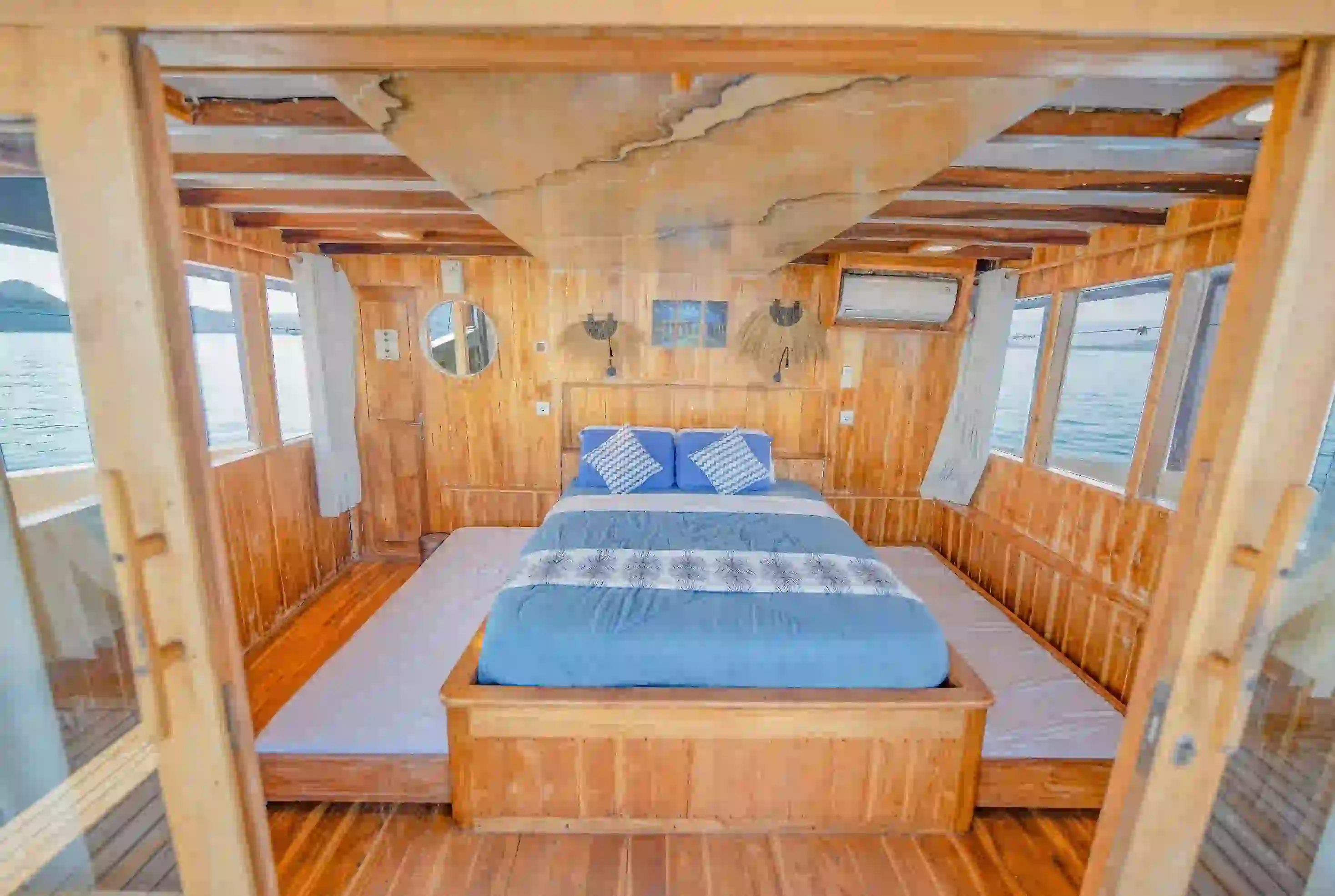 Family Ocean Cabin Room Lamborajo II Phinisi