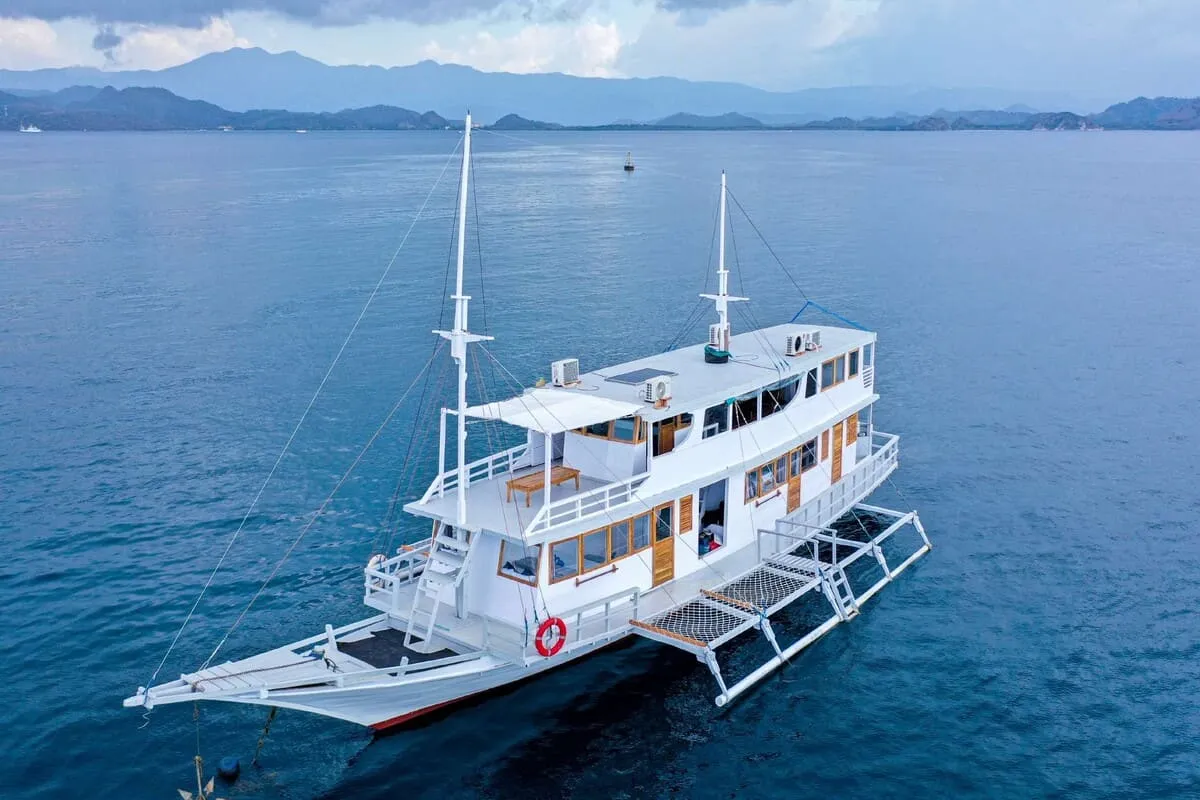 IJC Phinisi Exterior - BoatKomodoTrip