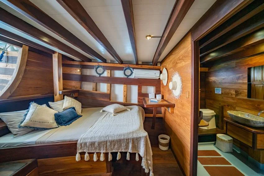 Jakare Phinisi Liveaboard Yact Cruise Boat Charter | Jakare Phinisi Liveaboard Dewi Sri Cabin | Boat Komodo Trip