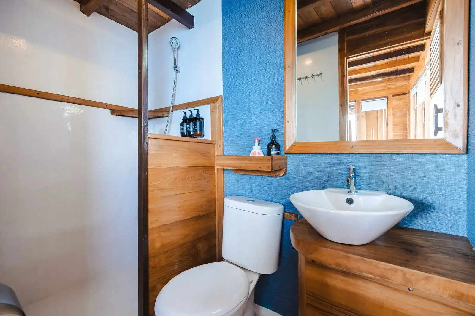 Samara I Phinisi boat Charter | Kenawa Cabin Bathroom Samara I Phinisi | Boat Komodo Trip