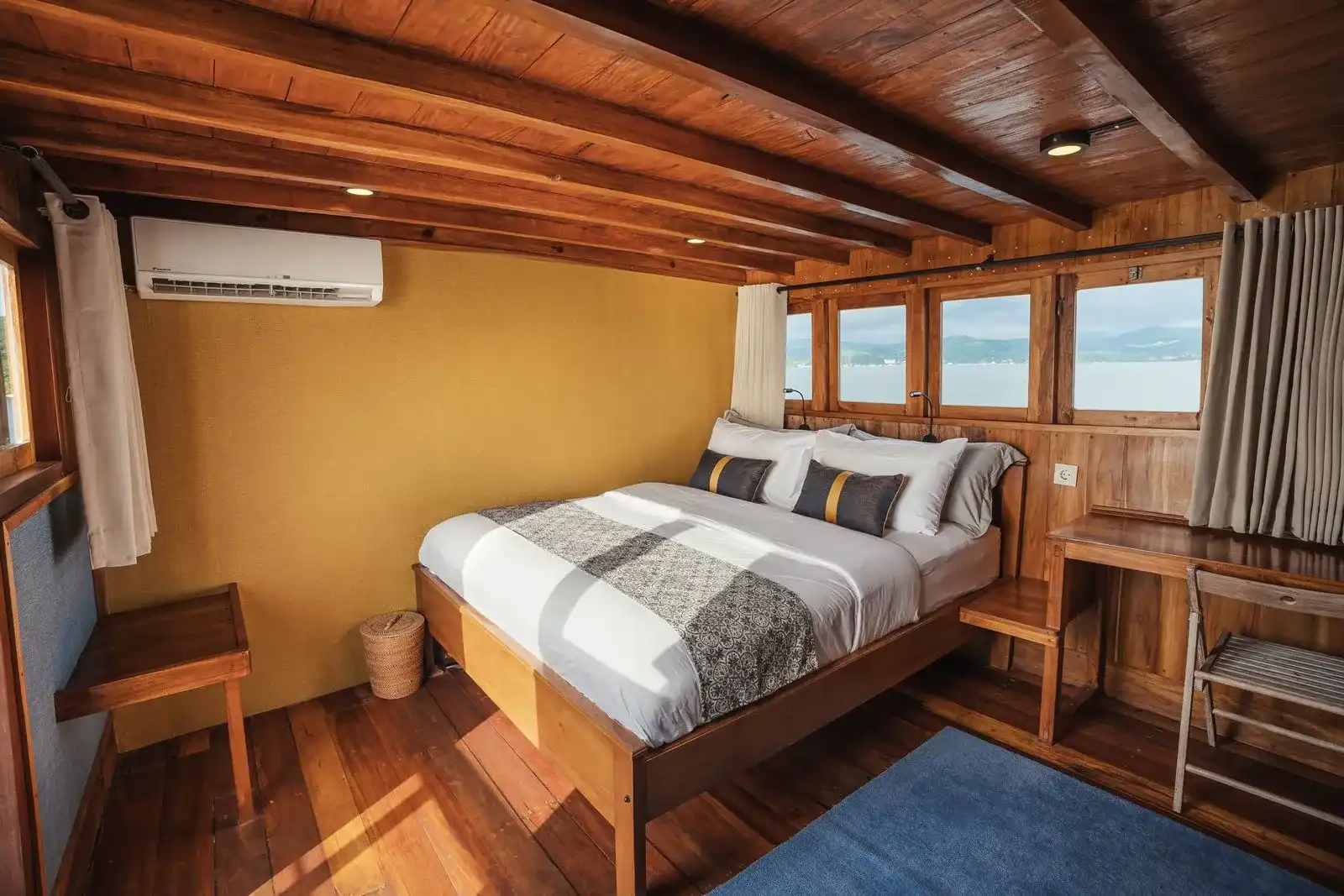 Samara I Phinisi boat Charter | Kenawa Cabin Samara I Phinisi | Boat Komodo Trip