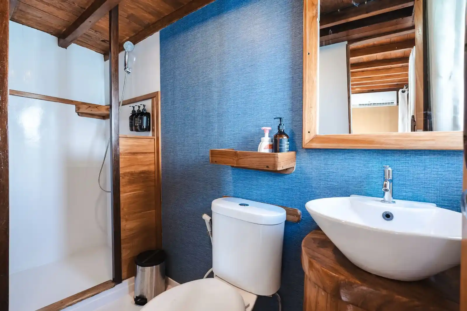 Samara I Phinisi boat Charter | Kelor & Padar Cabin Bathroom Samara I Phinisi | Boat Komodo Trip