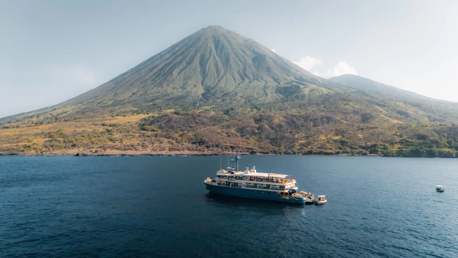 Kudanil Explorer Yacht Cruise by Boat Komodo Trip