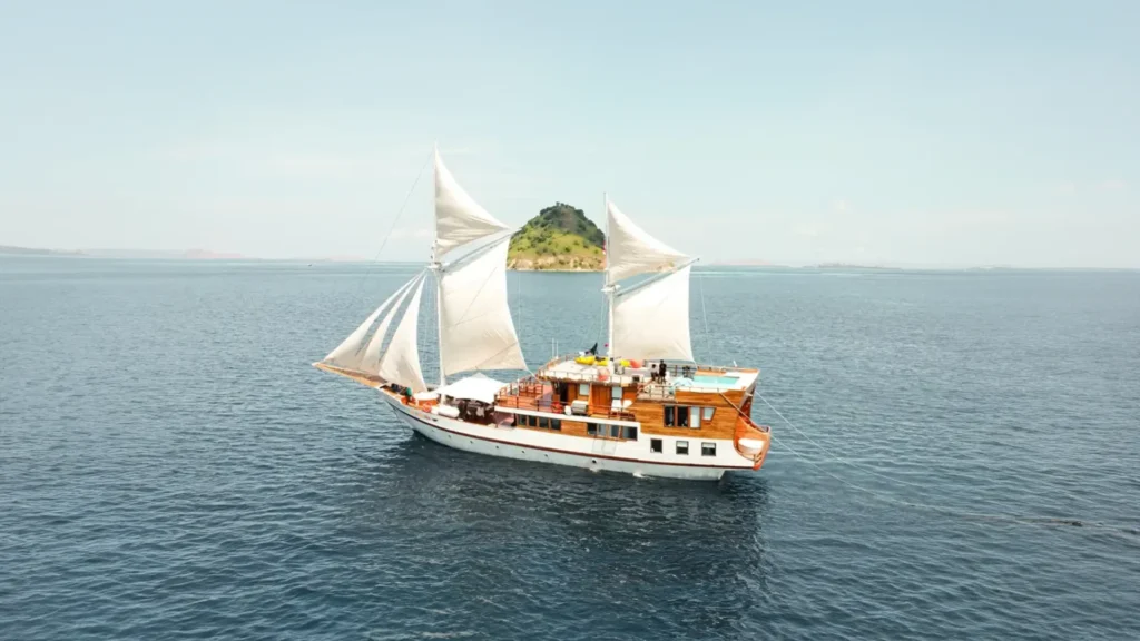 Lady Grace Yacht Cruise Phinisi - BoatKomodoTrip