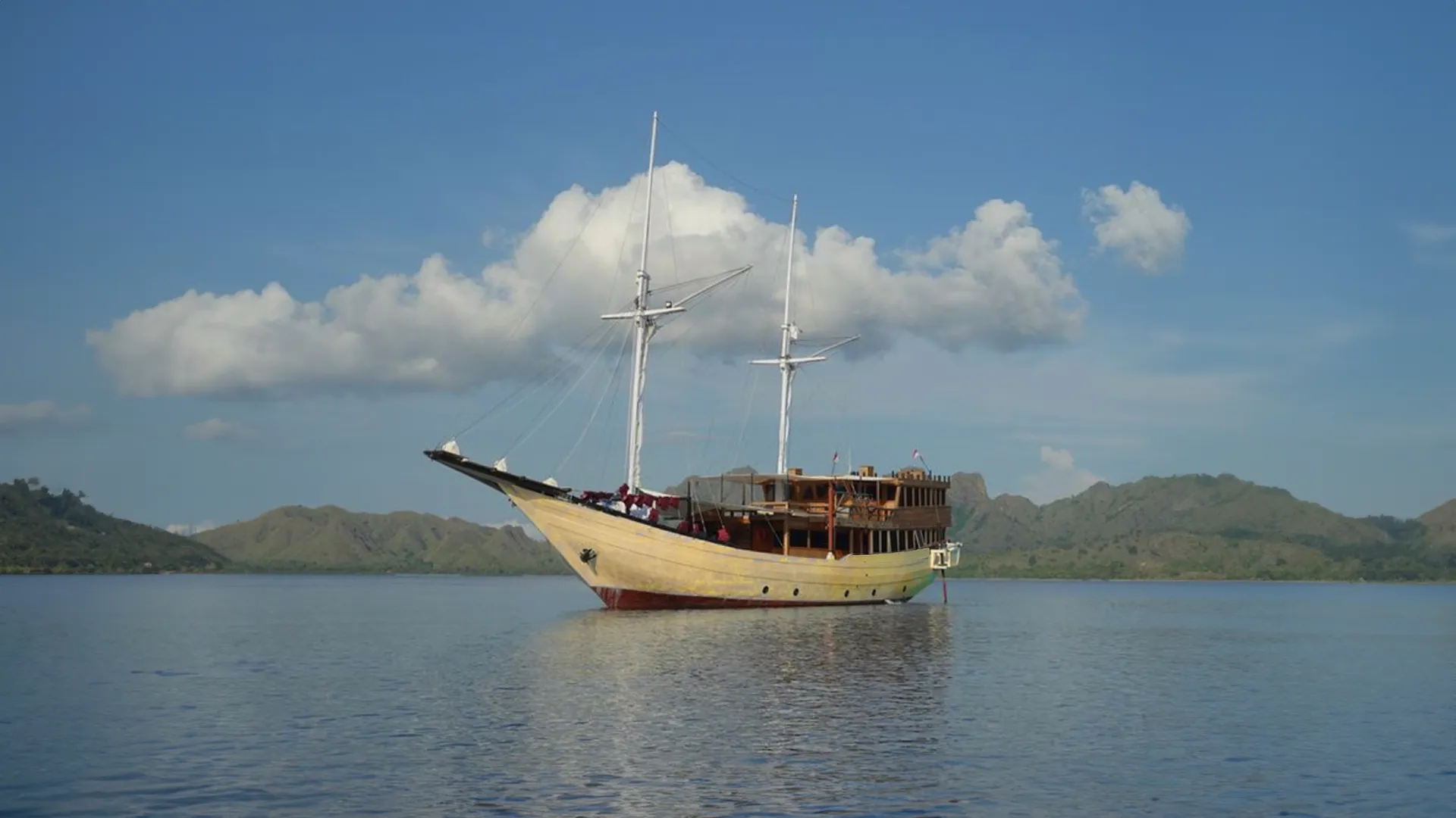 Leticia Yacht Cruise Phinisi Charter by Boat Komodo Trip