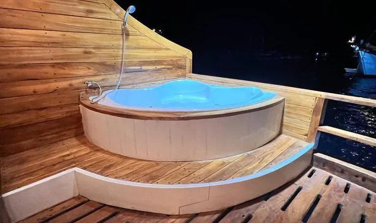 Jacuzzi in Lady Grace Phinisi - Boat Komodo Trip