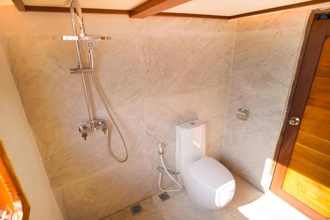 Lamain 1 Phinisi Boat Charter | Lamain 1 Paris Cabin Bathroom | Boat Komodo Trip