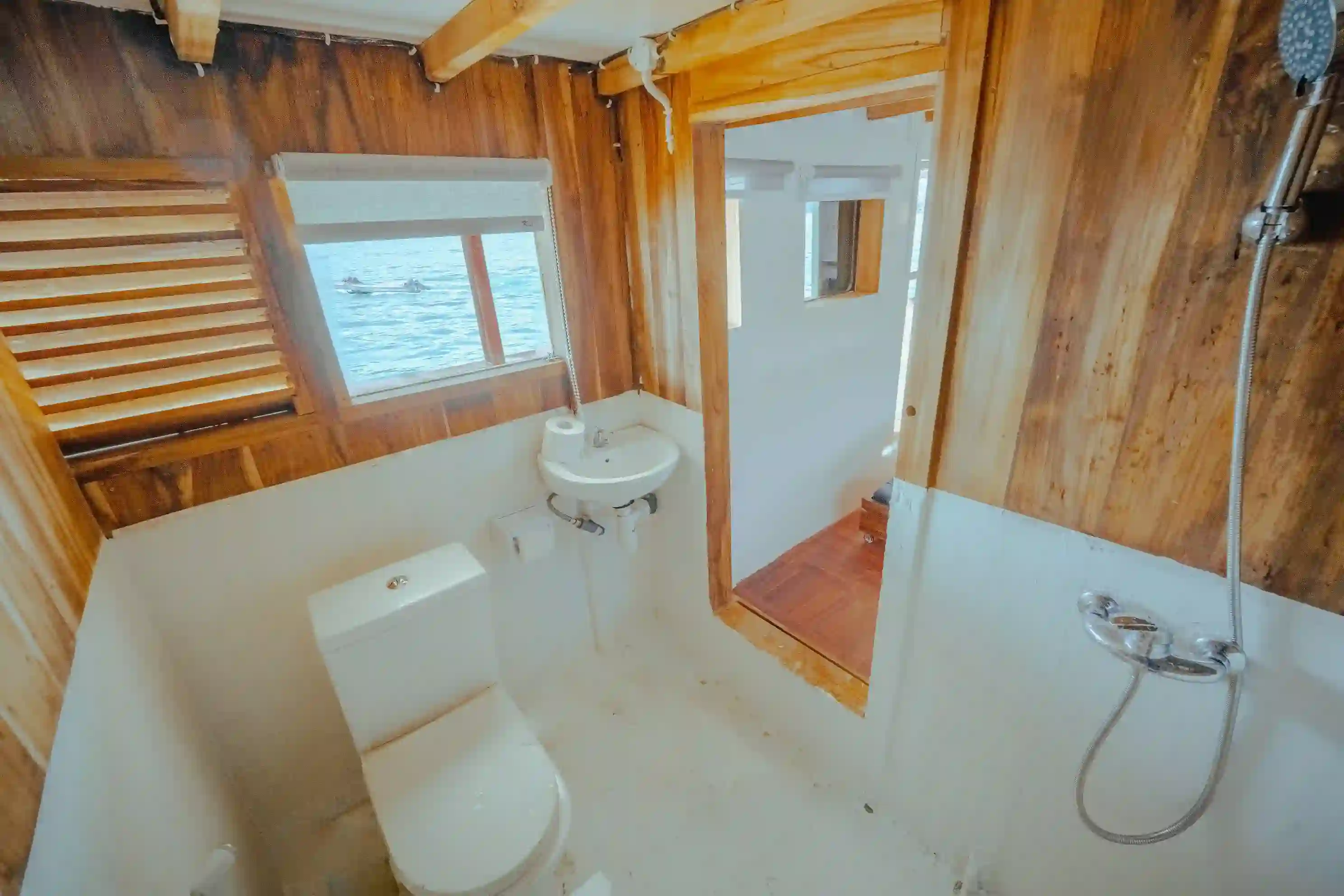 Lamborajo 1 Phinisi Boat Charter | Lamborajo 1 Phinisi Master Ocean Cabin Bathroom | Boat Komodo Trip