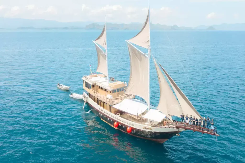 Lamborajo-II-Phinisi-Aerial-View-1024×683-1