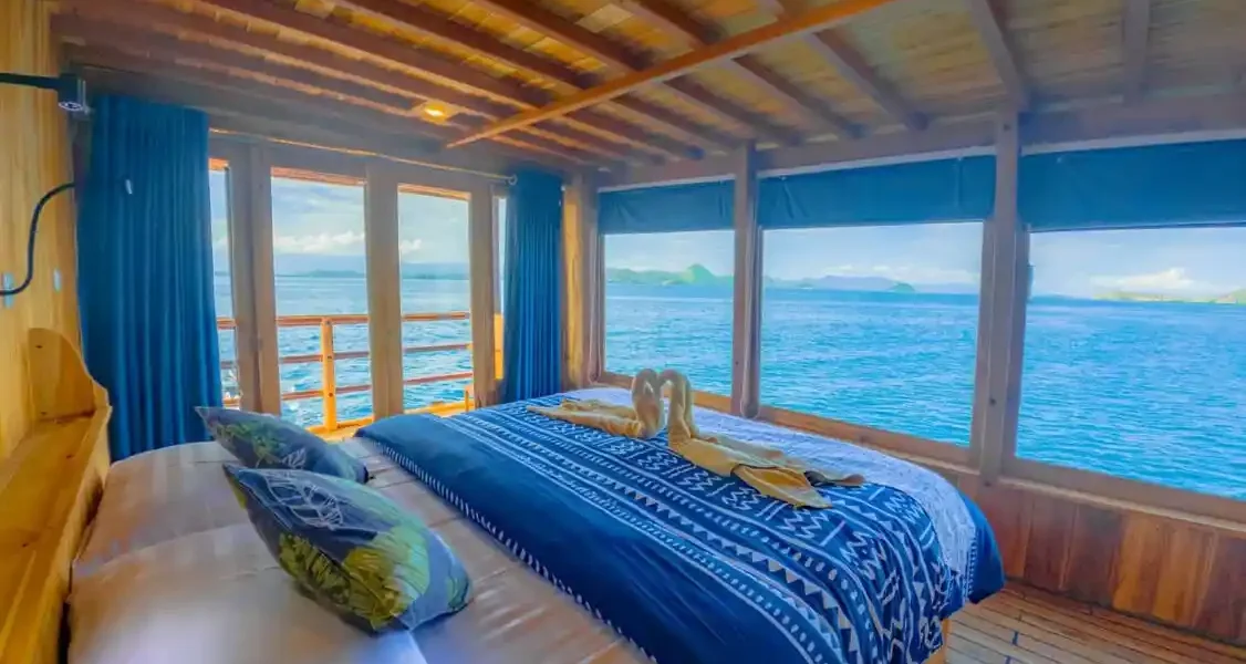 Lamborajo Cabin - Boat Komodo Trip