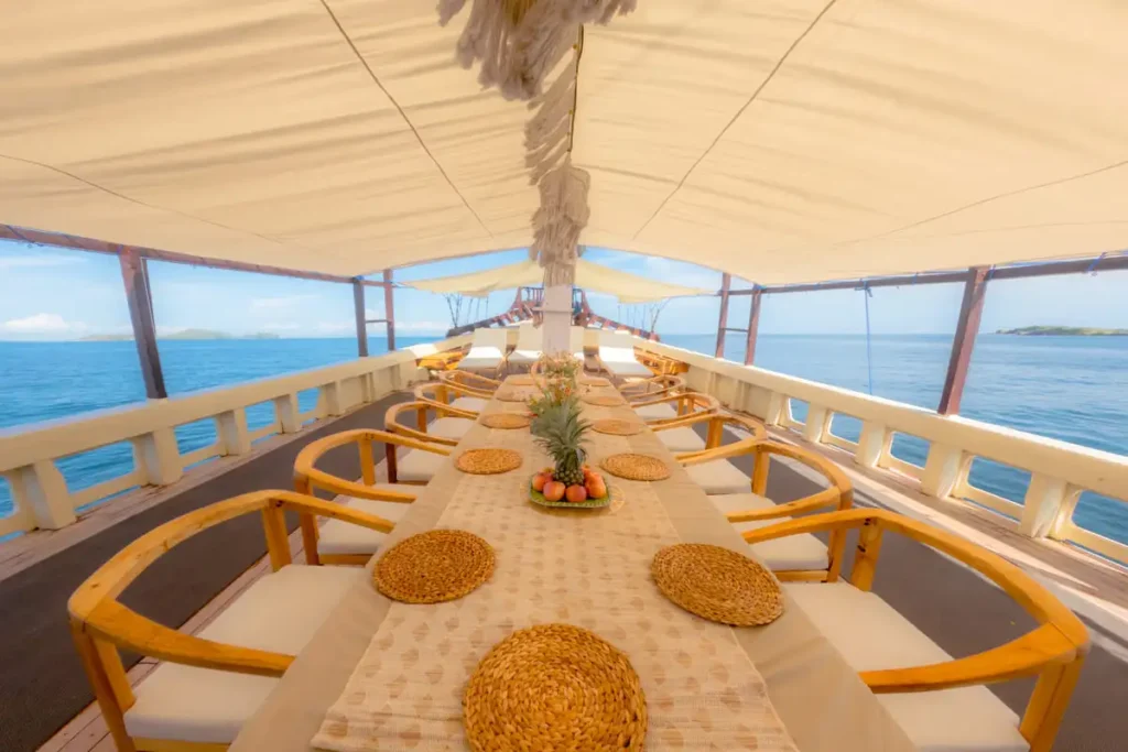 Lamborajo-II-Phinisi-Dining-Area-1024×683-1