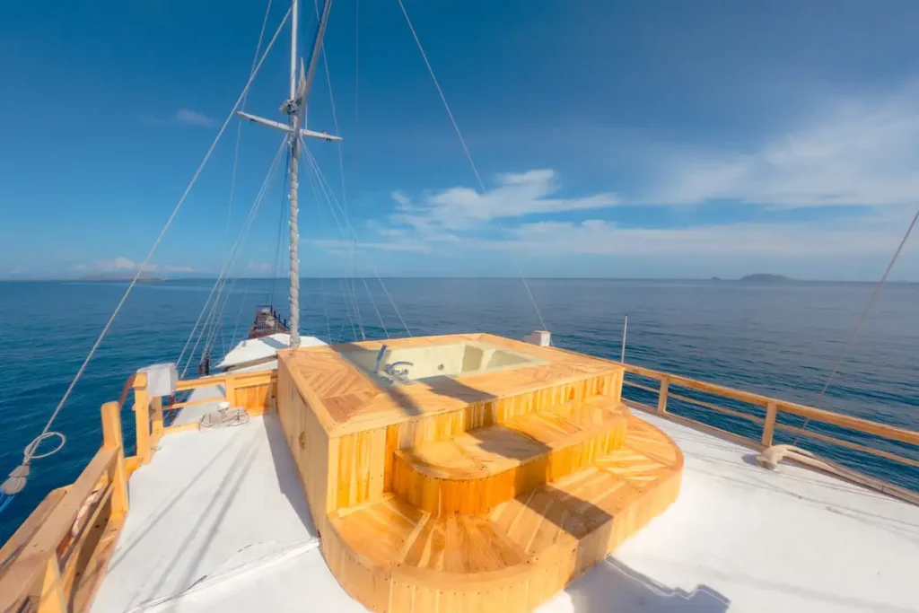 Lamborajo-II-Phinisi-Front-Jacuzzi-1024×683-1