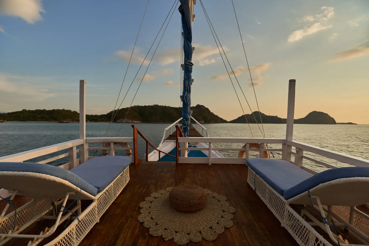Lazy Chair in La Nissa Cruise Phinisi - BoatKomodoTrip