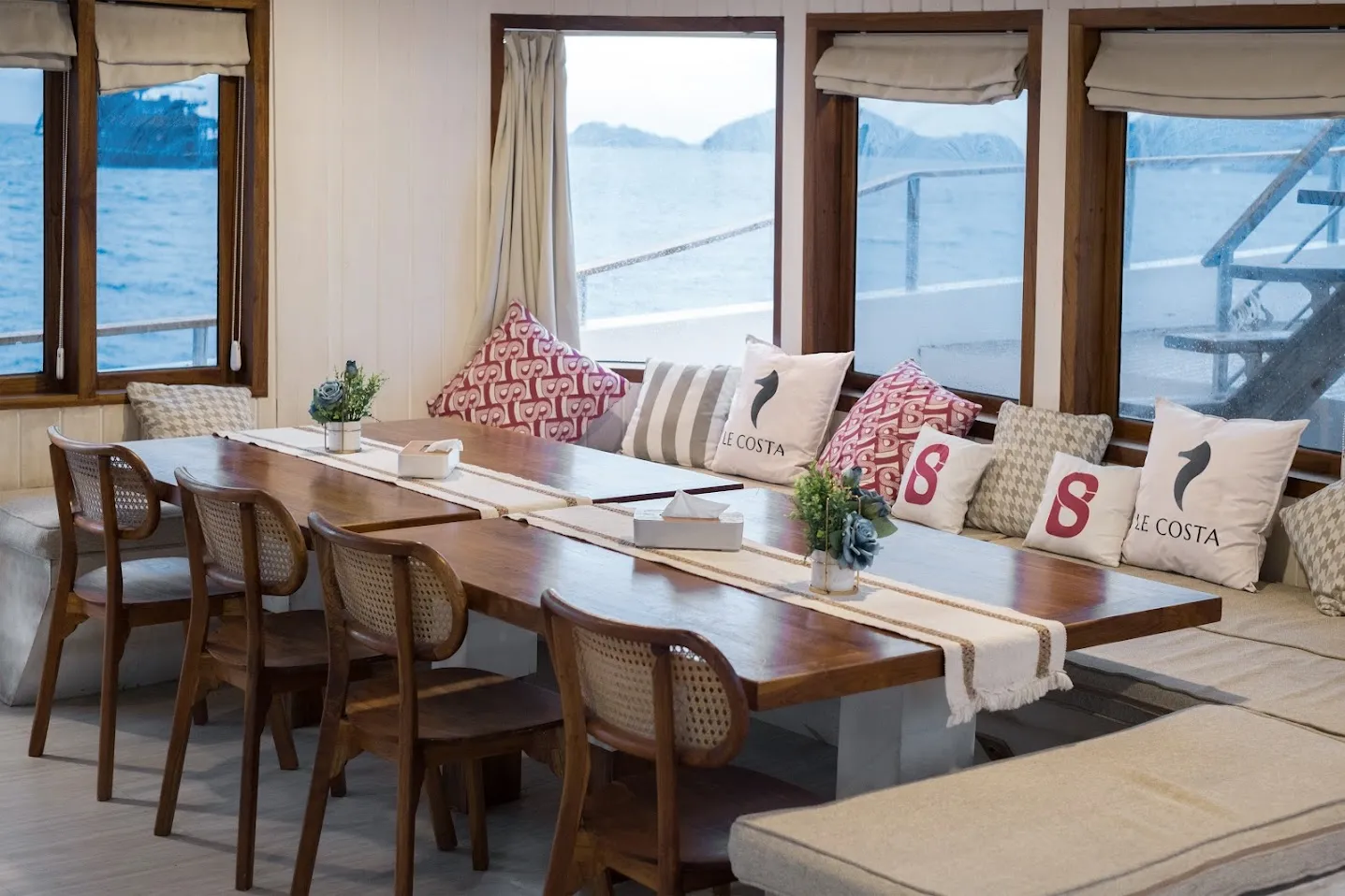 Le Costa Indoor Dining Area | Boat Komodo Trip