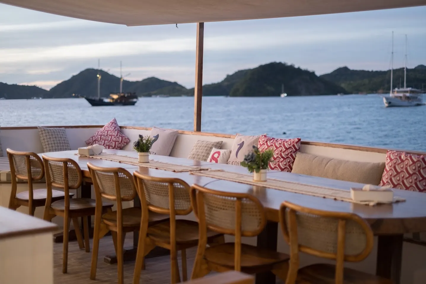 Le Costa Outdoor Dining Area | Boat Komodo Trip