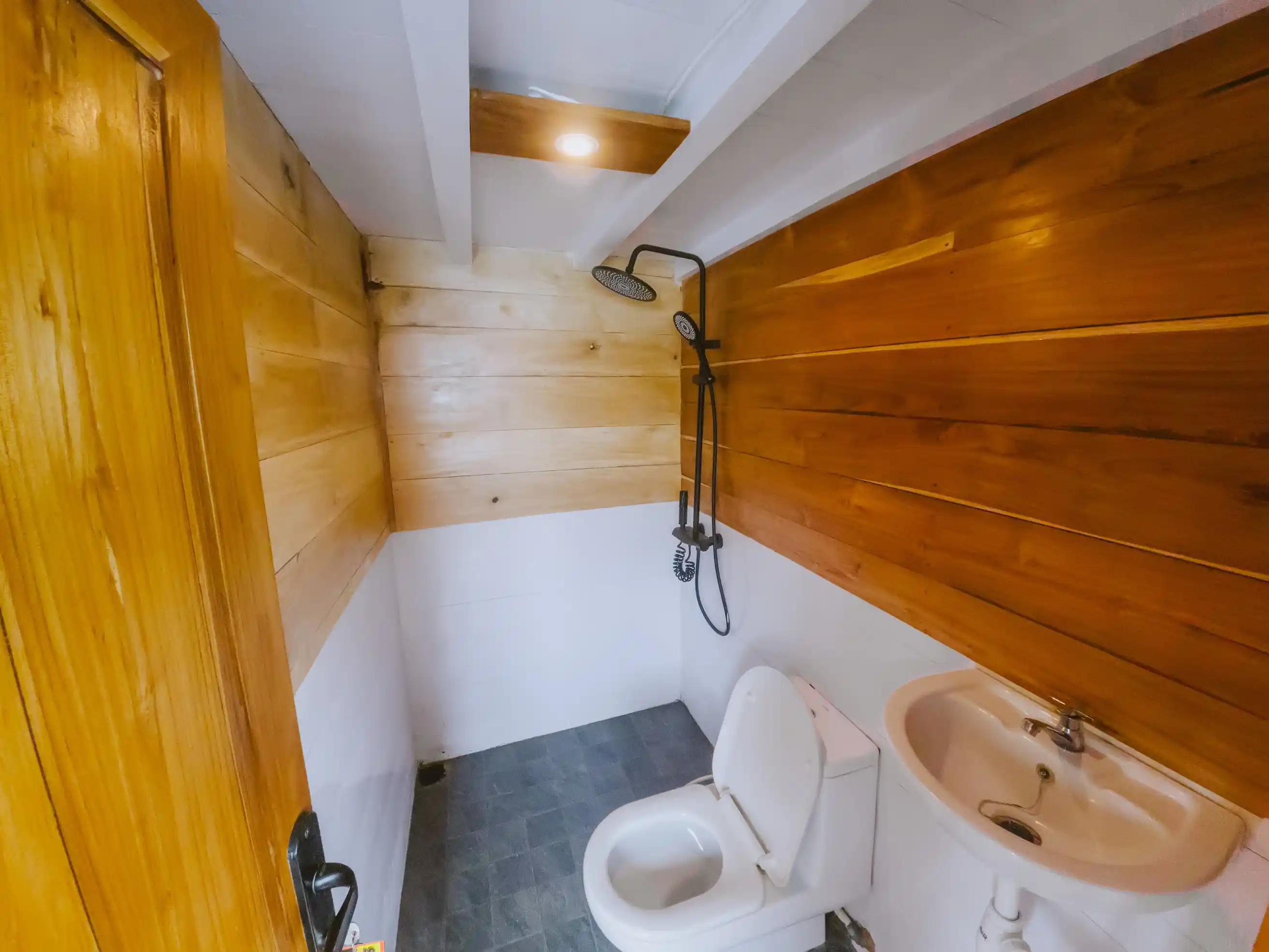 Maheswari Phinisi Master Ocean Cabin Balcony | Boat Komodo Trip