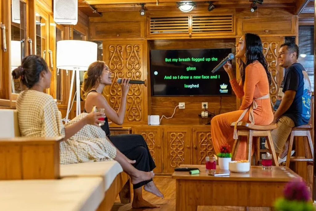 Technology & Connectivity | Luxury Phinisi Komodo