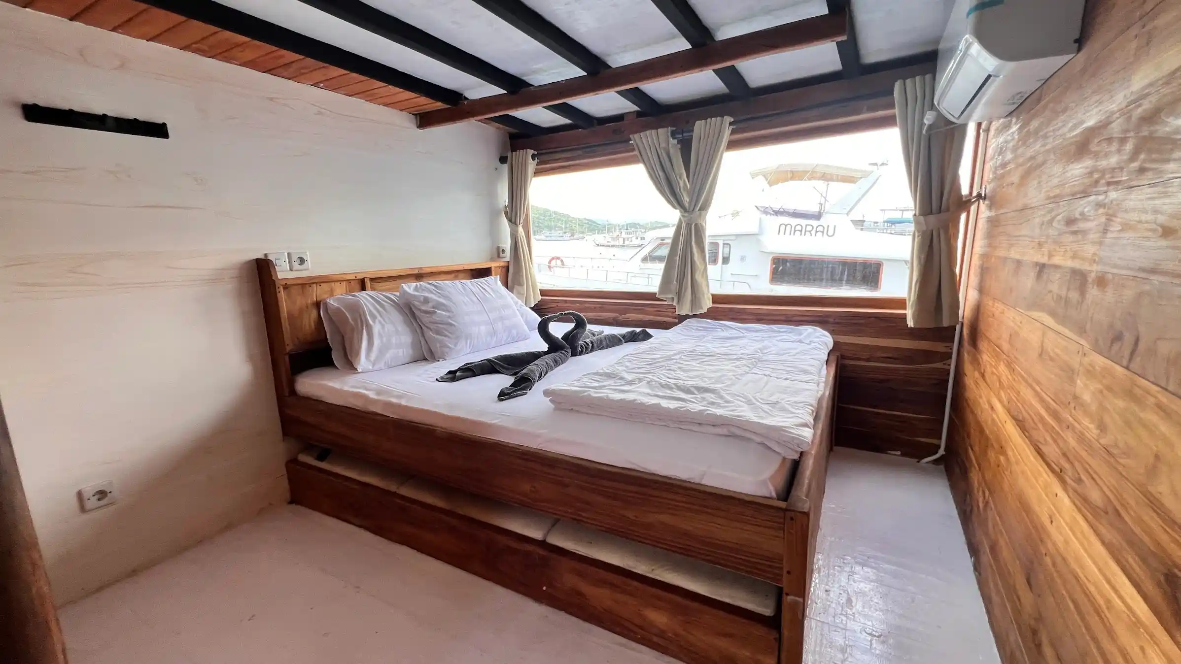 Master Cabin Flores Utama Phinisi Boat Charter | Boat Komodo Trip
