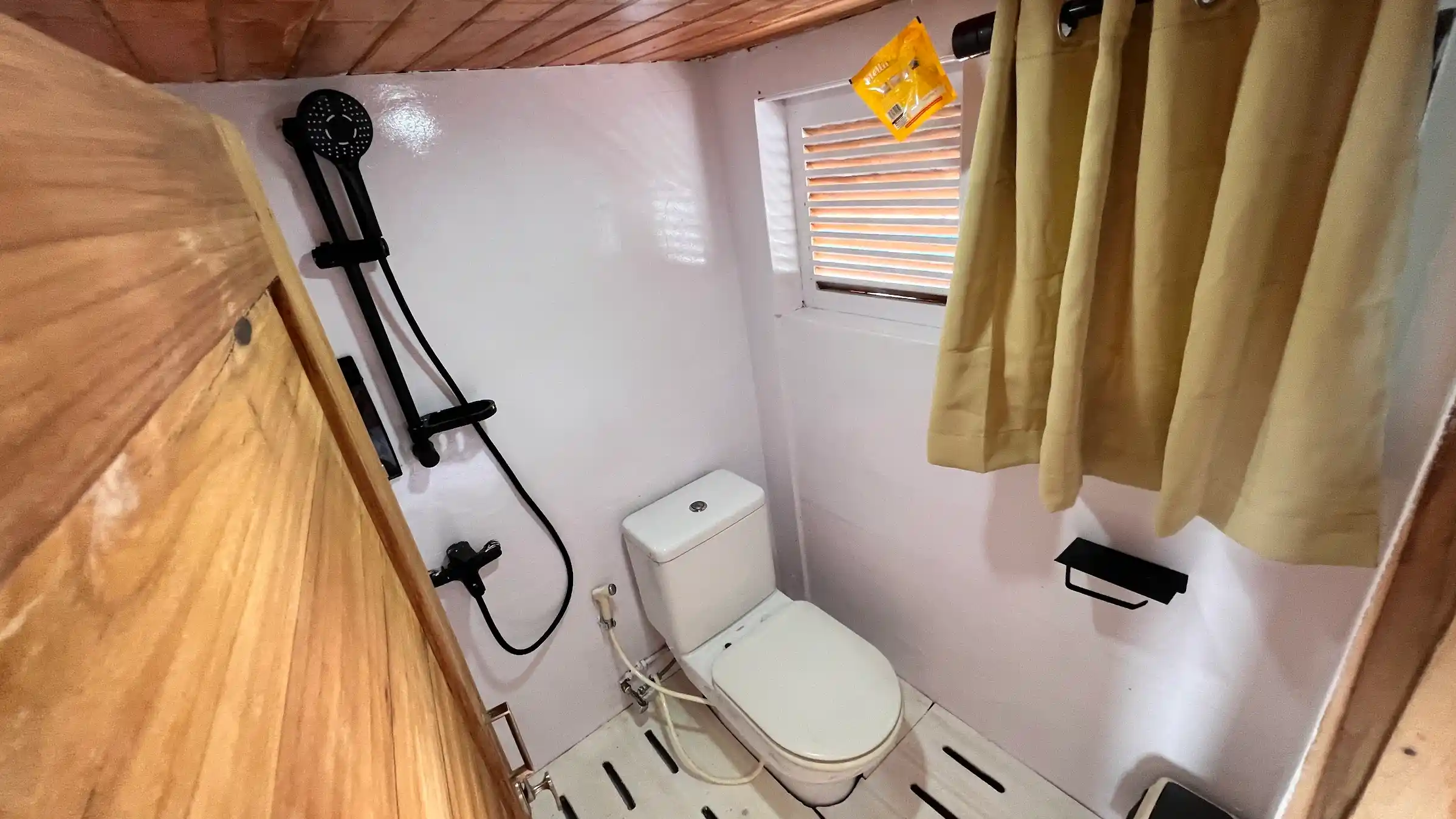 Master Cabin Bathroom Flores Utama Phinisi Boat Charter | Boat Komodo Trip