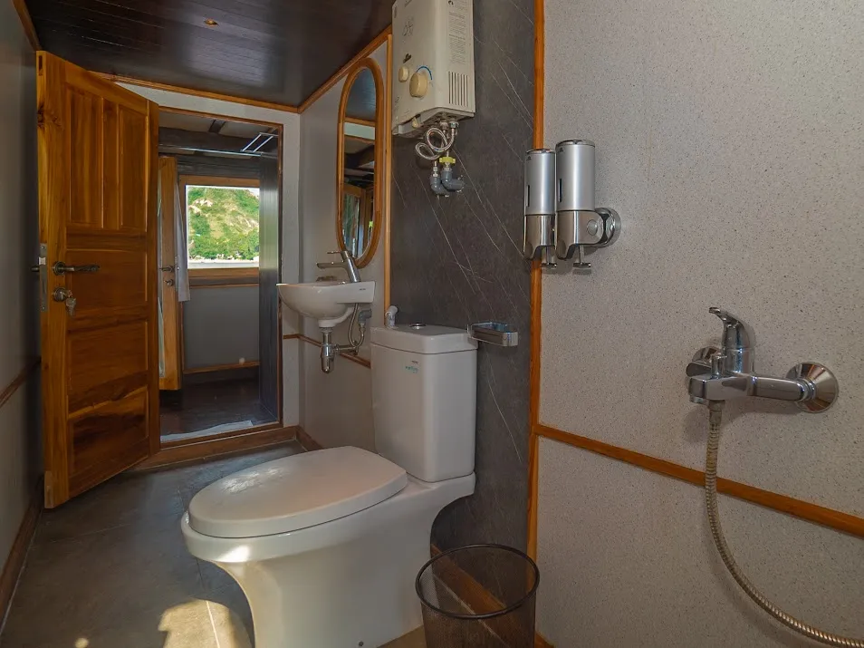 Refviero Phinisi Boat Charter | Master Cabin Bathroom - Refviero Phinisi | Boat Komodo Trip