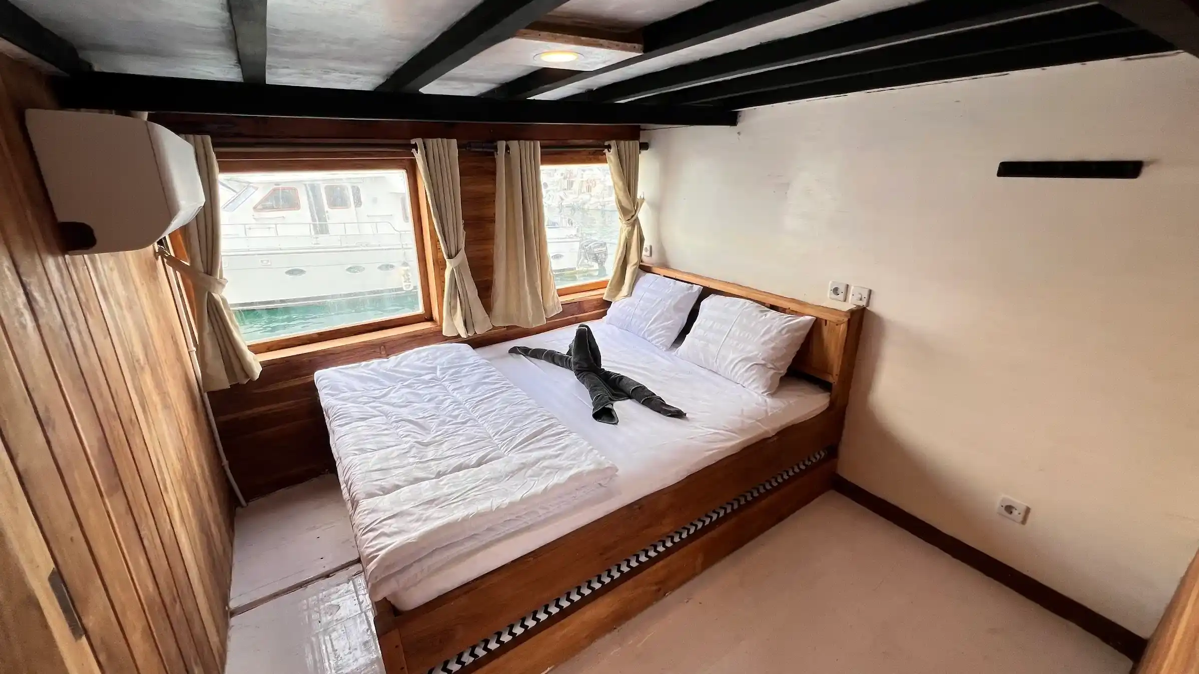 Master Cabin Flores Utama Phinisi Boat Charter | Boat Komodo Trip