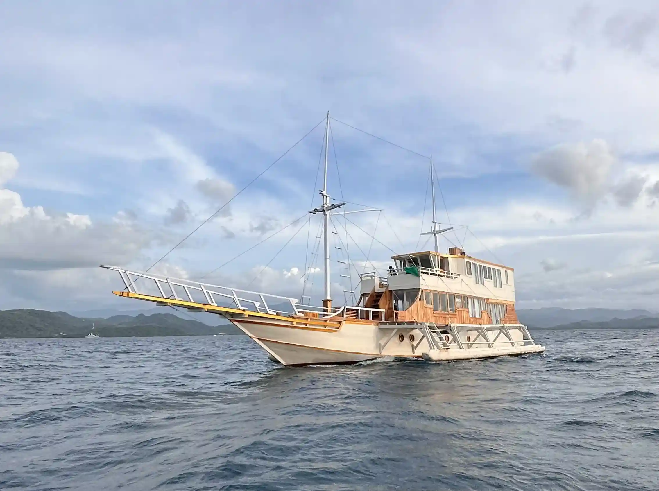 Mega Trusmi Exterior1 - BoatKomodoTrip