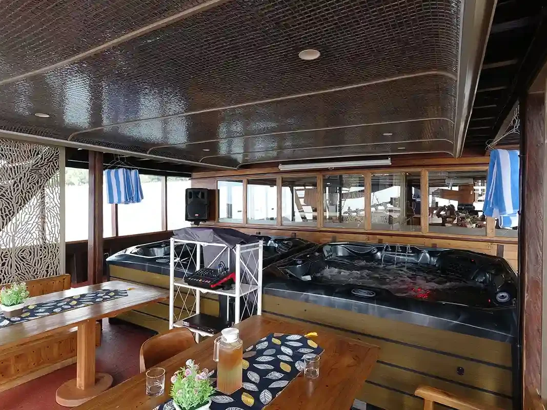 Mutiara Phinisi Alfresco Lounge