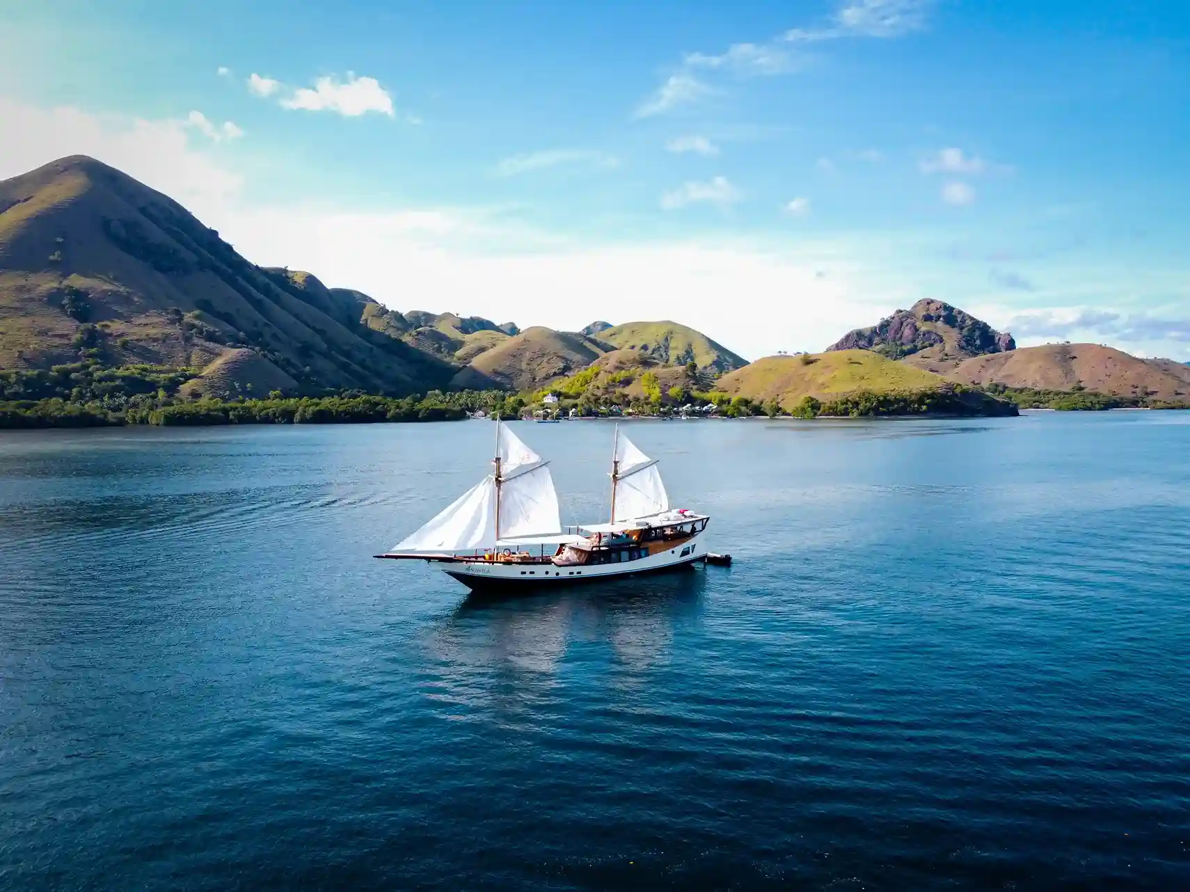 Navila Liveaboard Phinisi Boat Charter | Navila Liveaboard Exterior | Boat Komodo Trip