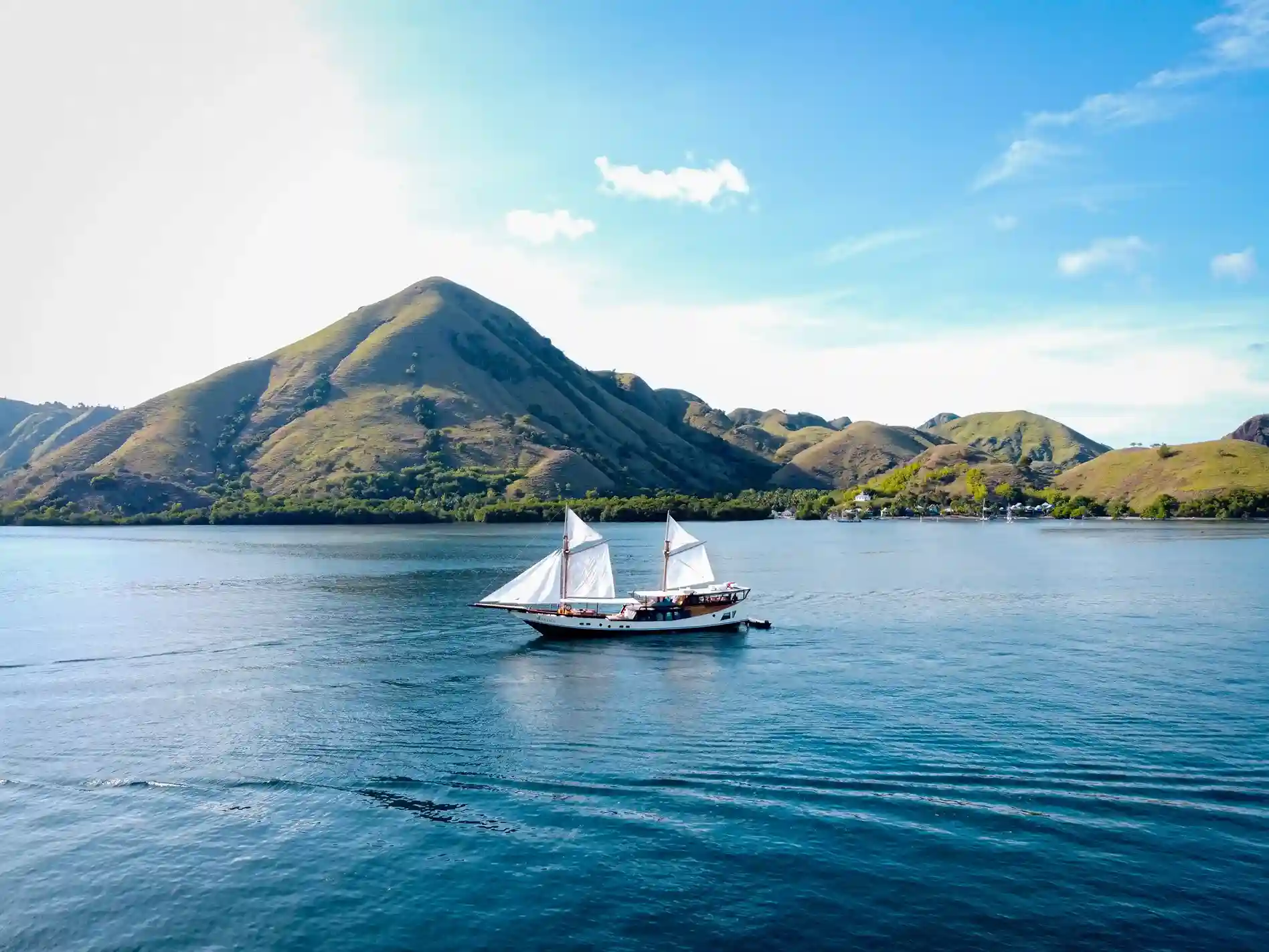 Navila Liveaboard Phinisi Boat Charter | Navila Liveaboard Exterior | Boat Komodo Trip