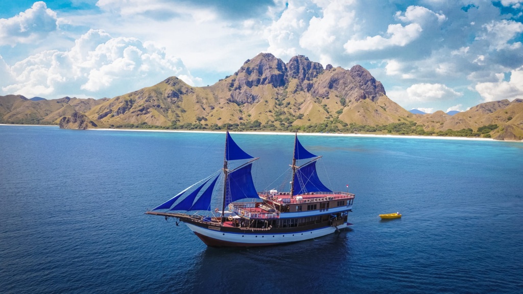 Mutiara Cruise Sailing - Boat Komodo Trip