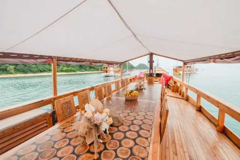 Outdoor Dining Area in Vidi Phinisi - BoatKomodoTrip