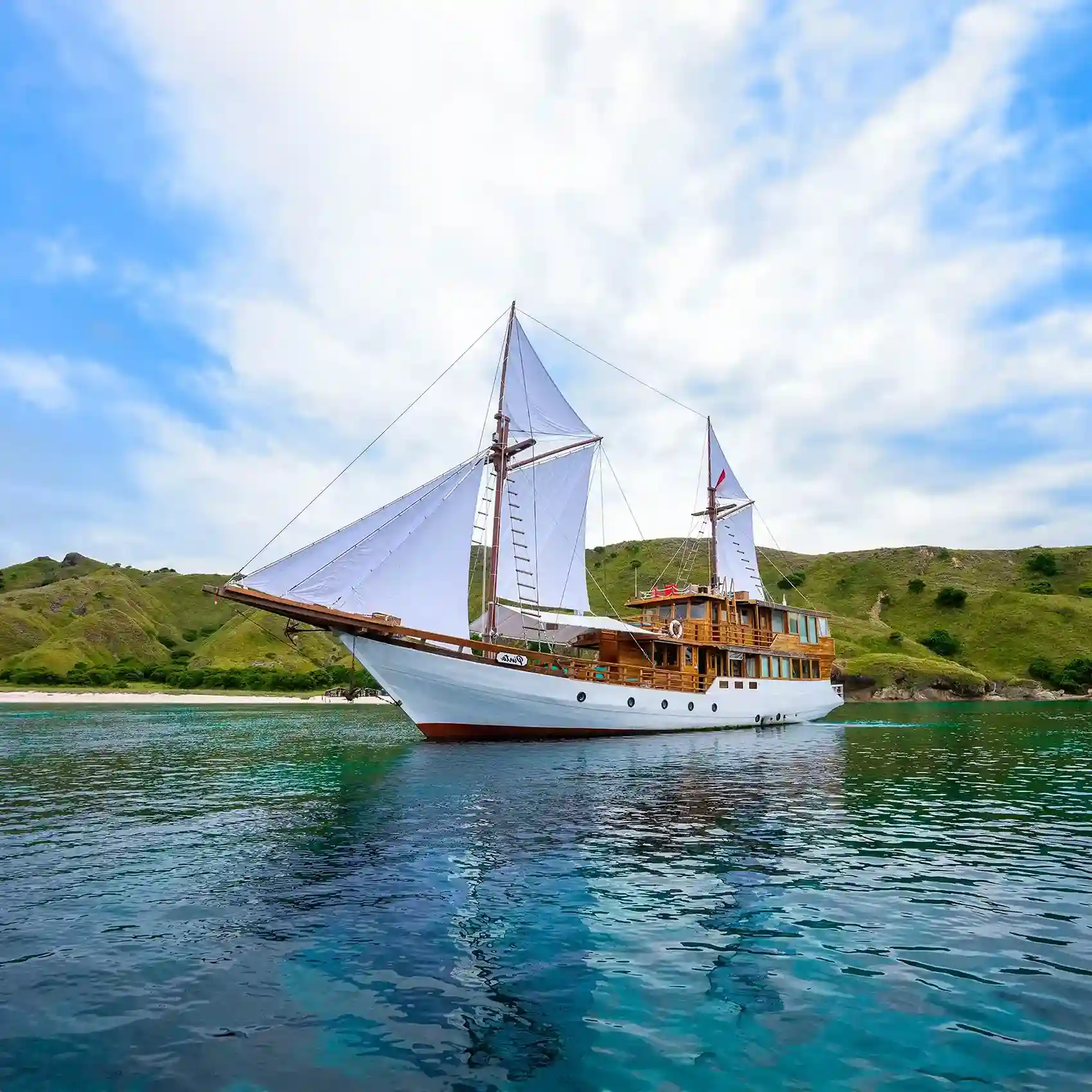 Pinta Phinisi: Your Home Away from Home in Komodo Island