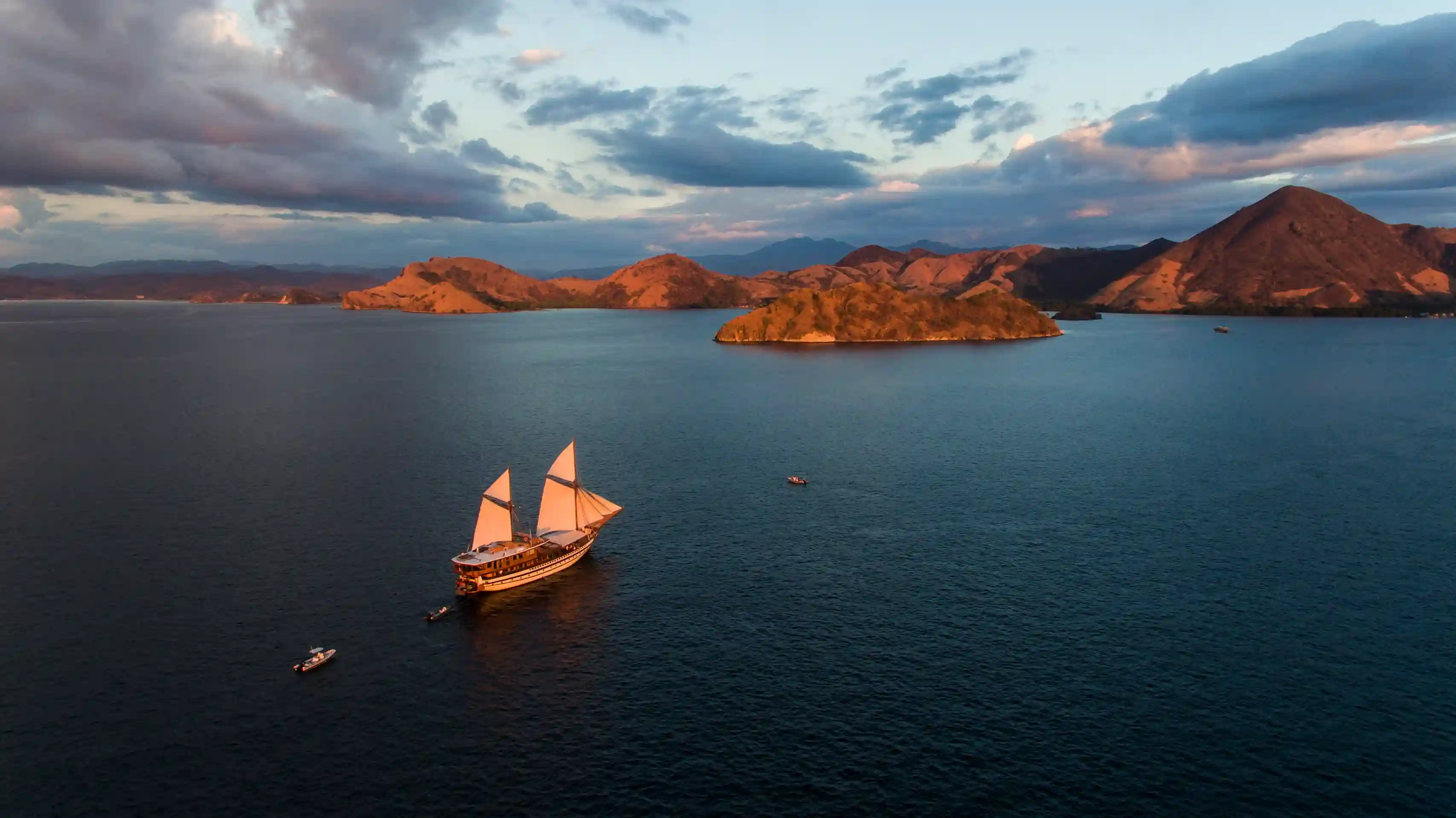 Komodo to Sumbawa 8 Days 7 Nights Phinisi Sailing Tour