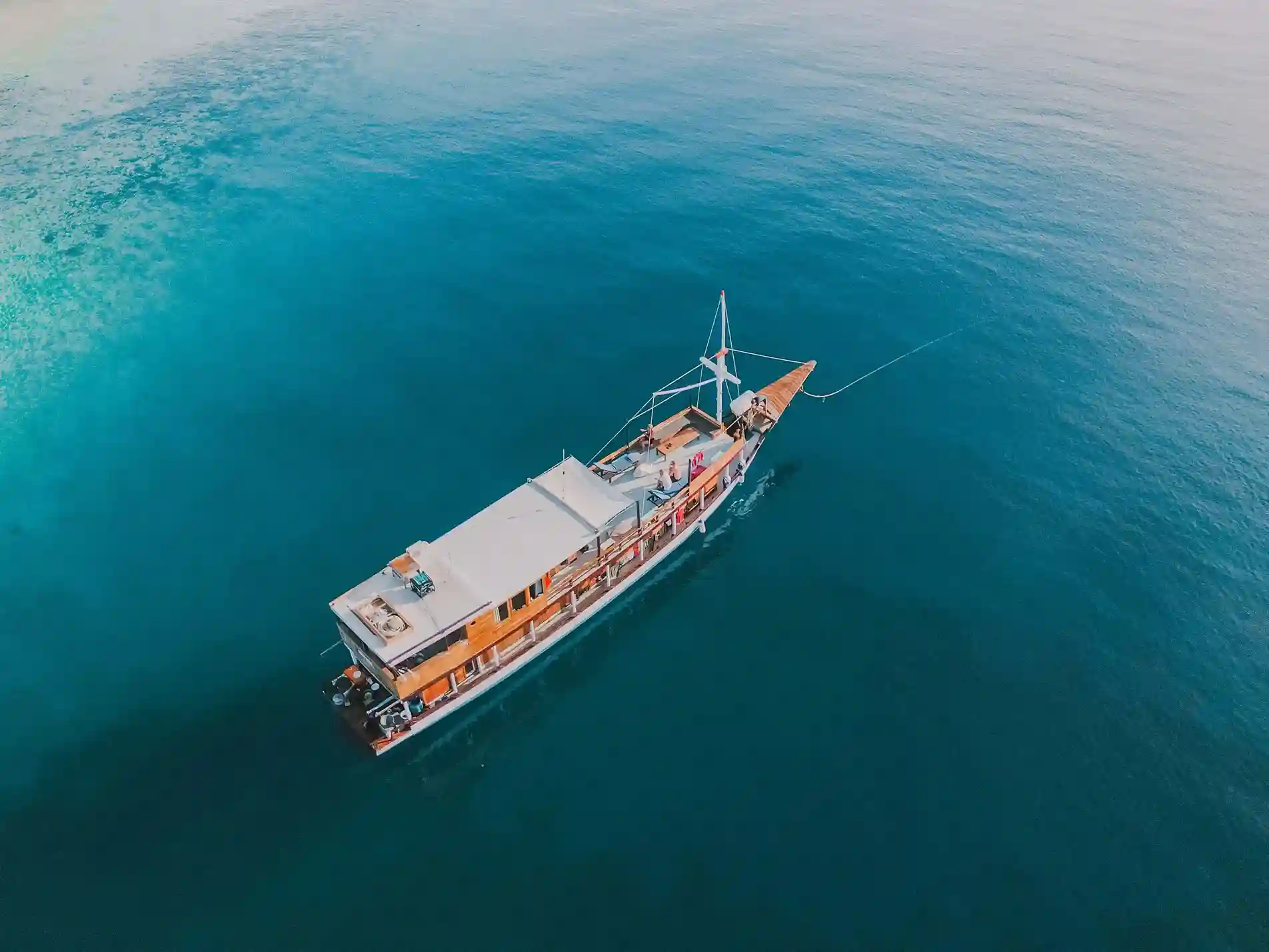 Pesona Bajo Exterior1 - BoatKomodoTrip