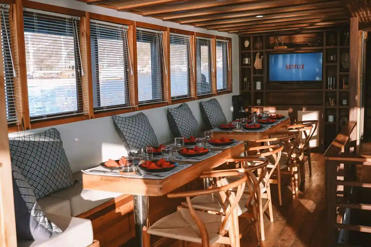 Phinisi Elbark Cruise Indoor Dining Area