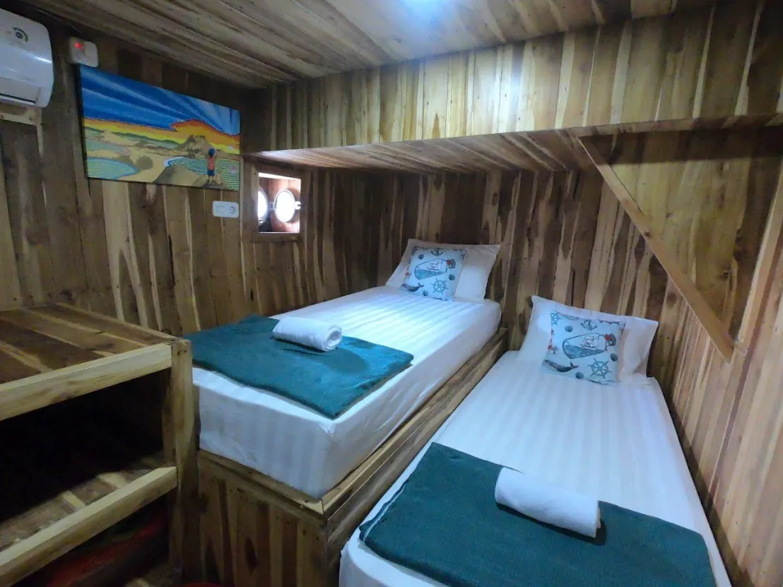Thalassa 2 Phinisi | Private Twin Cabin Thalassa 2| Boat Komodo Trip