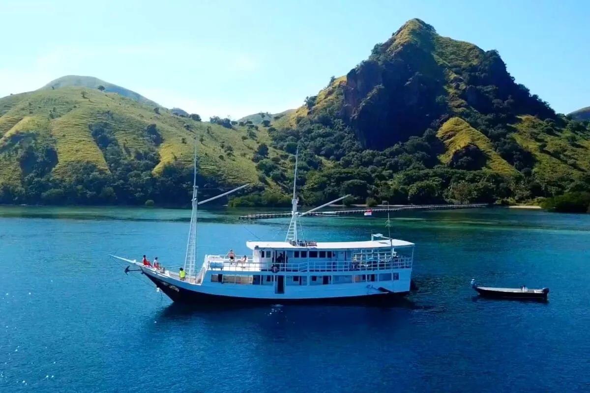 Rafida Phinisi Exterior - BoatKomodoTrip