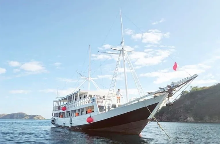 Rafida Phinisi Exterior - BoatKomodoTrip