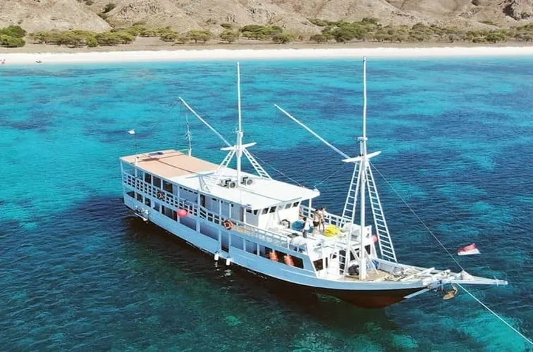 Rafida Phinisi Exterior - BoatKomodoTrip