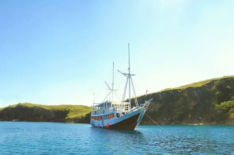Rafida Phinisi Exterior - BoatKomodoTrip