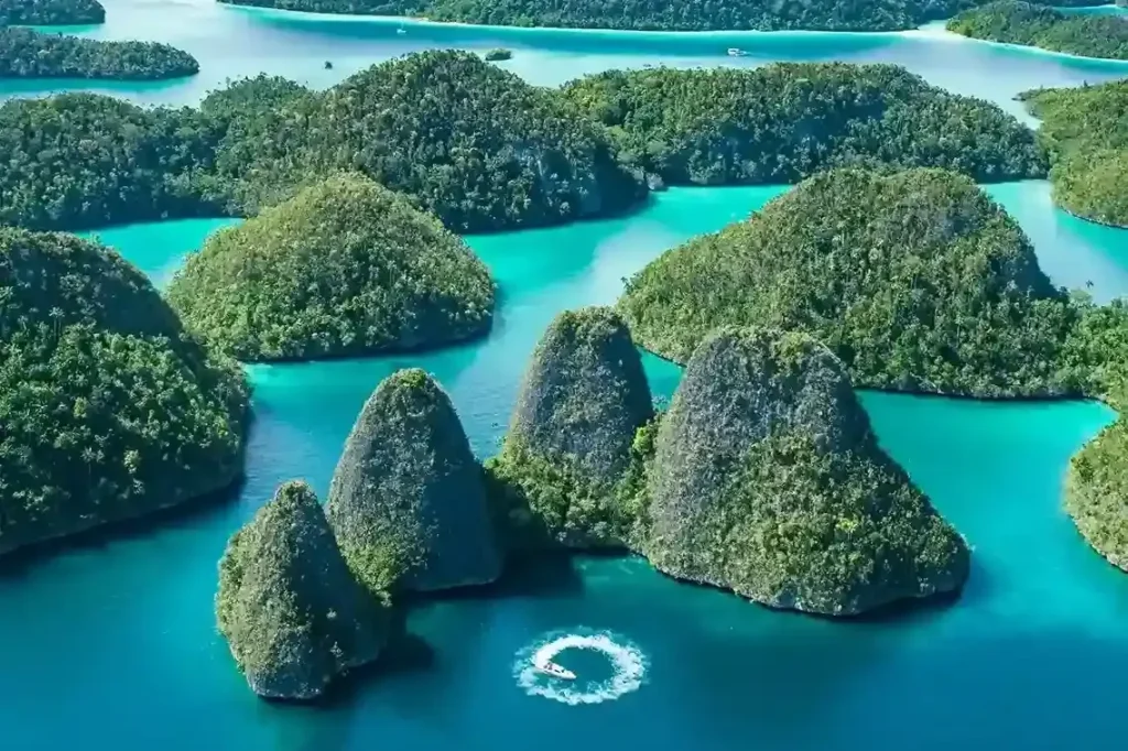 Raja Ampat - The Crown Jewel of Indonesia1 - BoatKomodoTrip