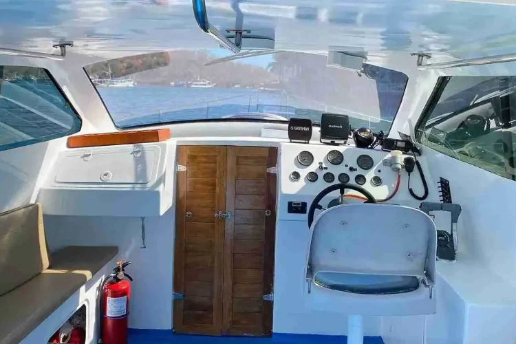 Riara Speedboat Deck 2 - Boat Komodo Trip