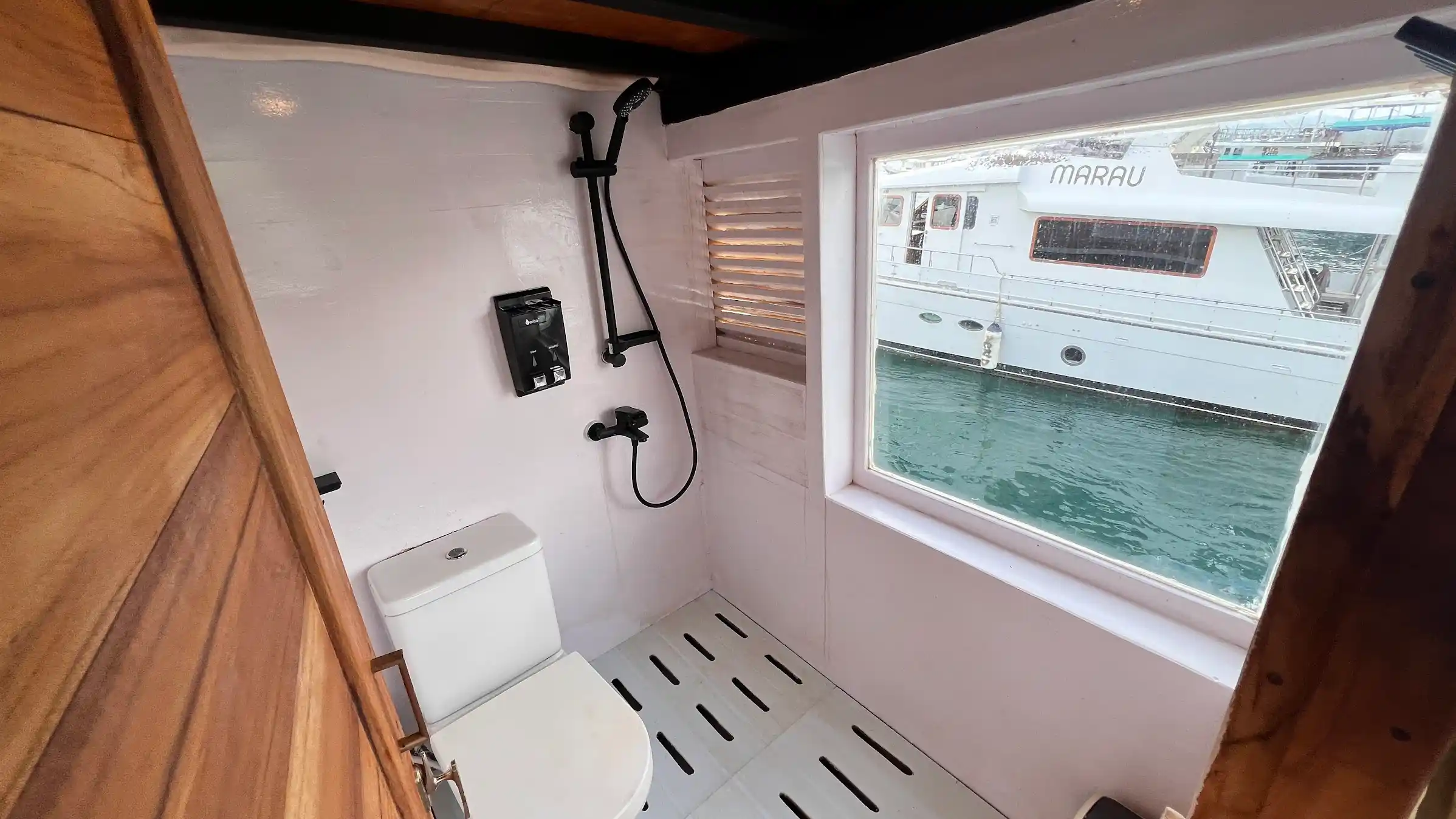 Royal Master Cabin Bathroom Flores Utama Phinisi Boat Charter | Boat Komodo Trip