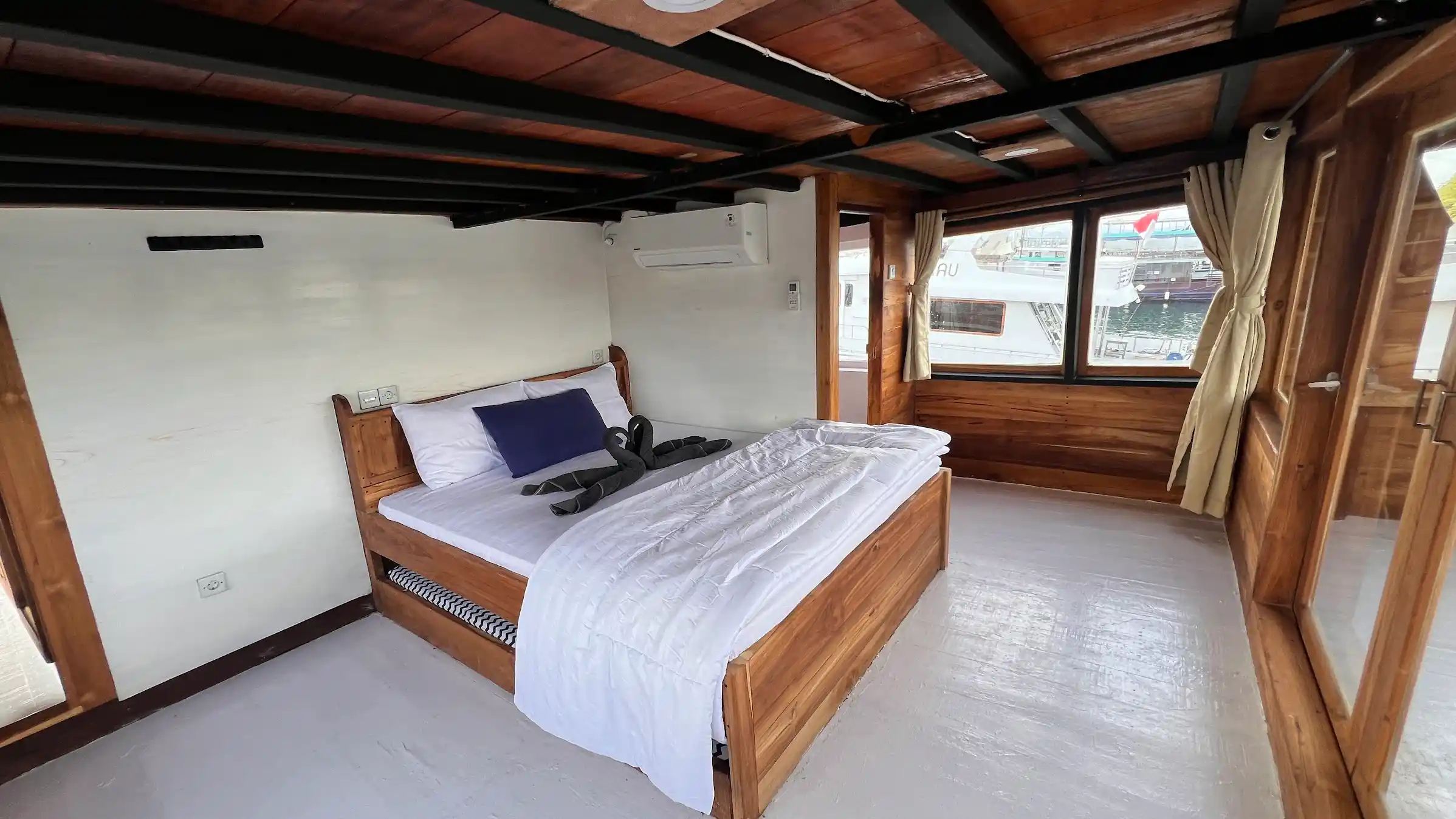 Royal Master Cabin Flores Utama Phinisi Boat Charter | Boat Komodo Trip