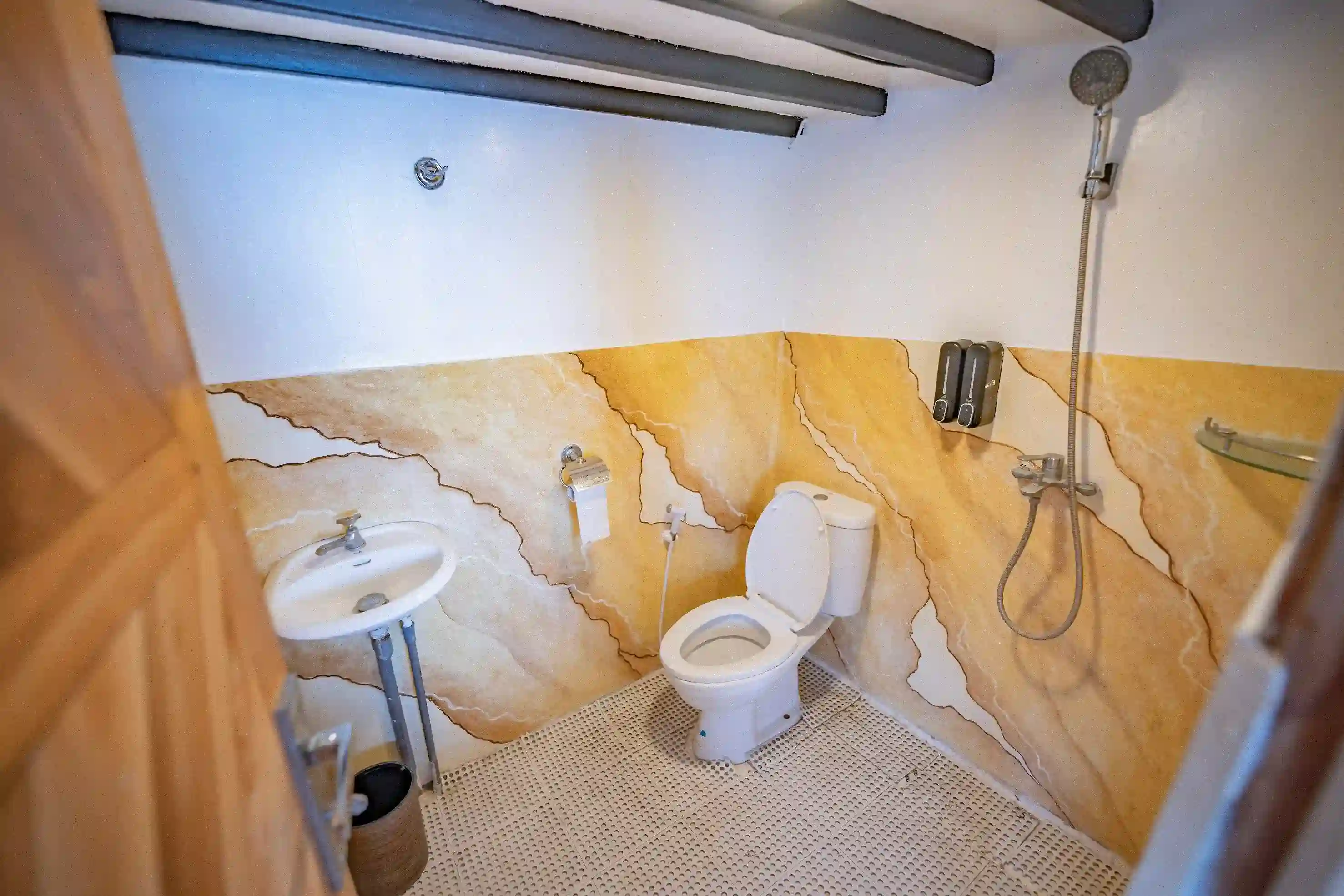 Royal master Cabin Bathroom Lamborajo II Phinisi | Boat Komodo Trip