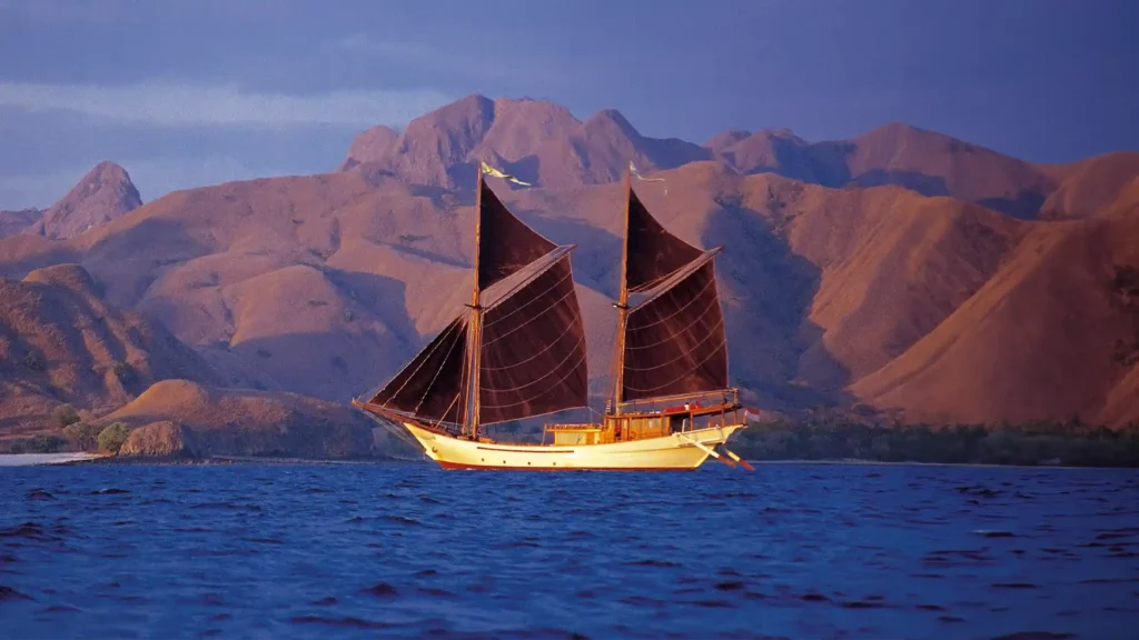 Silolona Yacht Cruise Phinisi Charter by Boat Komodo Trip