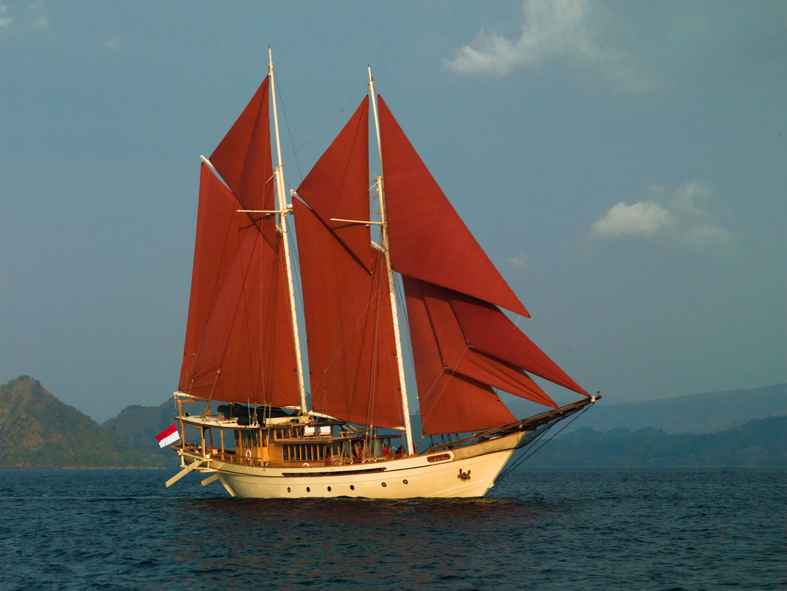 Si Datu Bua Liveaboard | Raja Ampat Diving Tour Packages | Komodo National Park | Boat Komodo Trip