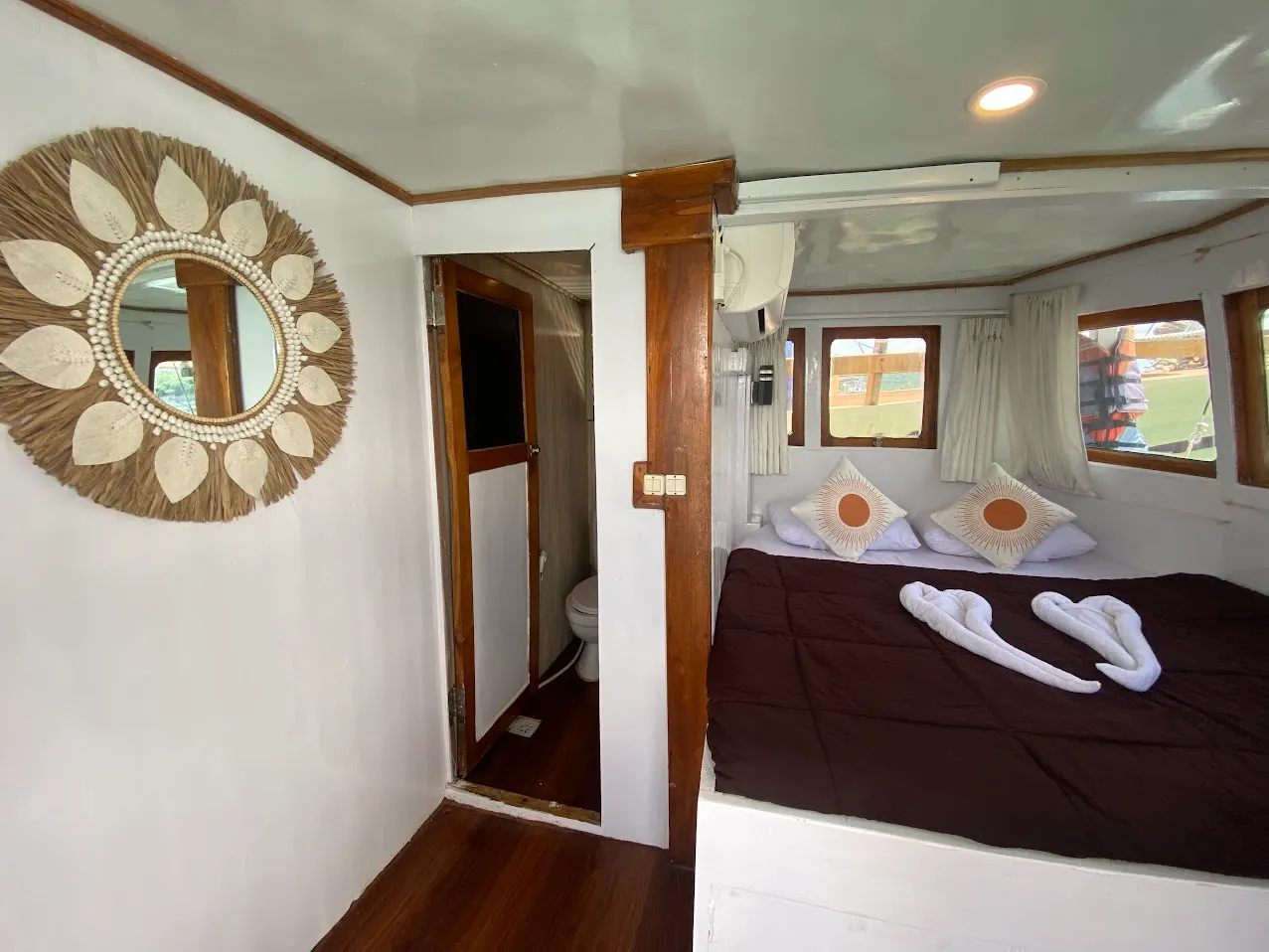 SIP Phinisi Boat Charter | SIP Phinisi Master Cabin | Komodo Tour | Boat Komodo Trip