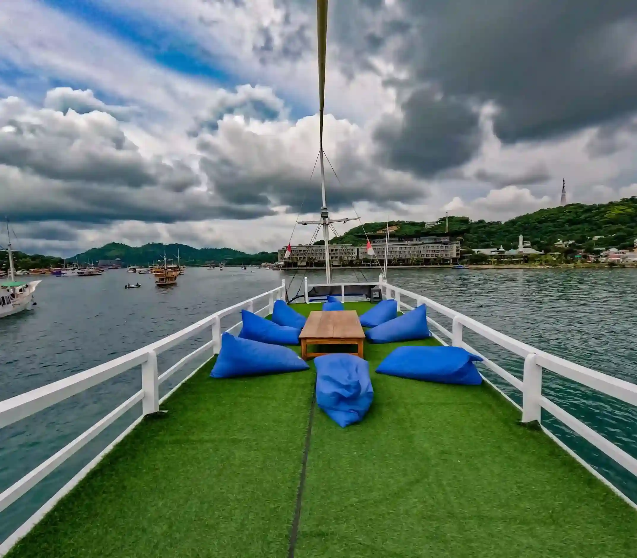 Sundeck Area 3 Island Phinisi